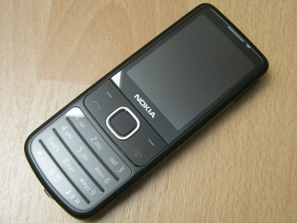 Nokia 6700 classic in Schwarz, Chrom oder Gold